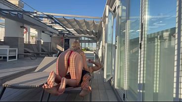 tremenda rubia influencer follada sin condon por moreno pollon