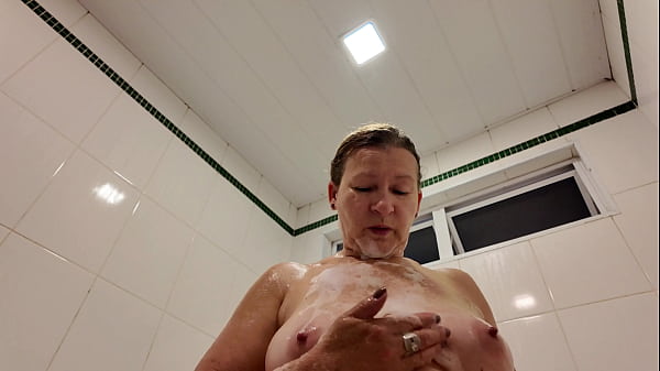 Download Video - Fodendo uma senhora de 58 anos com forca dentro da hidromassagem cheia de espuma