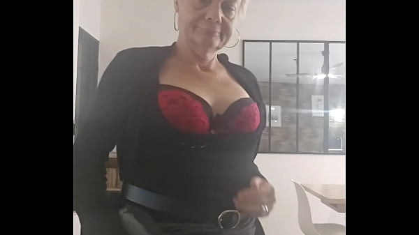 Coucou mes loulous aujourd'hui c'est mon anniversaire votre milf mature pr&eacute;f&eacute;r&eacute;
