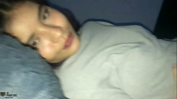 Download Video - Skinny Latina es follada por su hermanastro despu&eacute;s del gimnasio&period; Ella lo monta y toma todo el semen