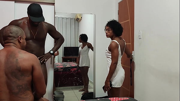 Download Video - Minha esposa me flagrou mamando&comma; mandou eu dar pro neg&atilde;o e &eacute; claro que eu obedeci