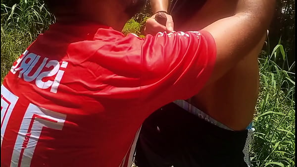 Jogadores de futebol esvaziam seus sacos pesado...