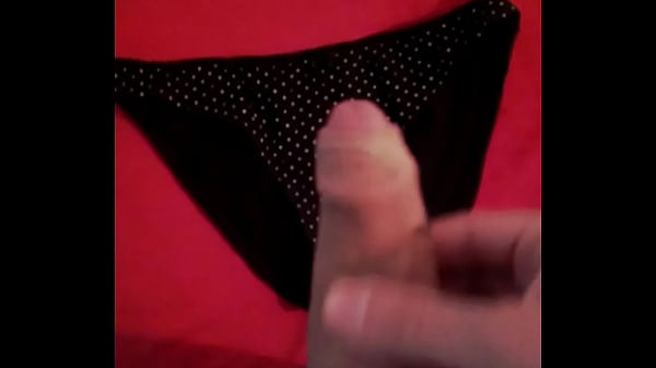 Masturbandome en las bragas de mi prima