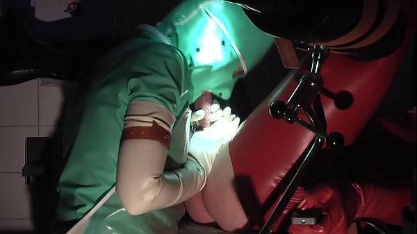 Rubbernurse agnes jadegr&uuml;nes latex schwesternkleid mit maske wei&szlig;en langen latexhandschuhen teil 1 handjob prostatamassage pegging mit einem langen d&uuml;nnen dildo