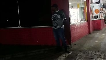 Download Video - SEGURAN&Ccedil;A DE FAST FOOD PAGANDO BOQUETE NO CLIENTE PAUZUDO