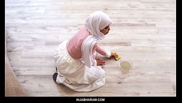 Hijab Girl Plays A Risky Game To Get Her Clam Eaten