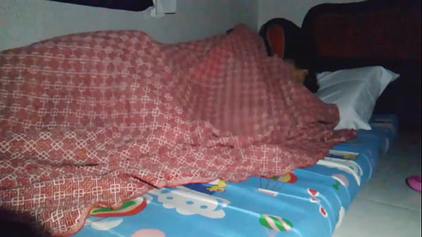 Compartir cama con la madrastra se convirtió en un inesperado creampie bajo la sábana.
                   Compartir cama con la madrastra se convirtió en un inesperado creampie bajo la sábana. muchos negros