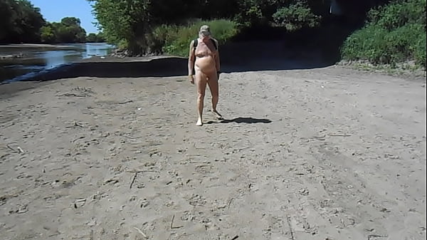 Chauffeur Nu Pisse Dans Le Sable Le Long De La Rivière Skunk Sude