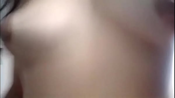 Download Video - NOS QUEDAMOS SOLOS EN CASA CON MI HERMANASTRA Y LA PONGO A CABALGAR Y LE CHUPO ESAS TETITAS BIEN RICO