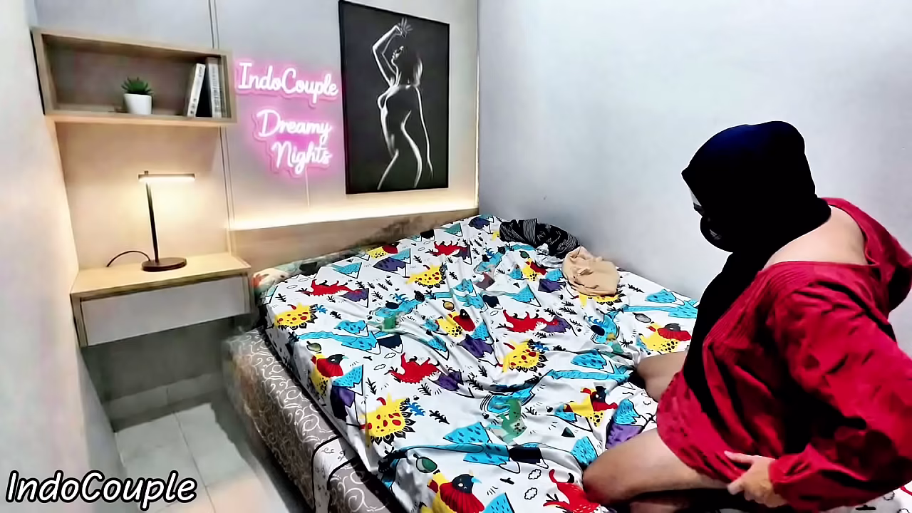 Aku mergoki adik berhijabku lagi bosan di kamarnya aku muasin dia dengan senang hati .crot di dalam memeknya