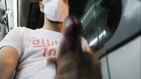 Download Video - Cuarentena&comma; d&iacute;a 51 y me puedo masturbar en el bus sin problema alguno incluso detr&aacute;s de una madre de familia