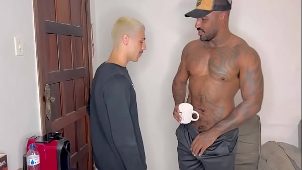 Negão Pauzudo dando leito pro filho novinho da ...