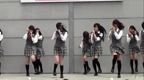 《パンチラ動画》制服ミニスカ女子たちの強風イベント