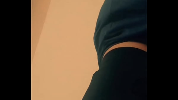 Morra bailando rico en mini falda