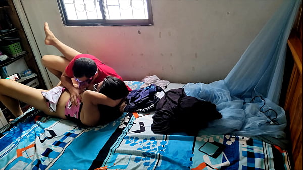 Download Video - HIJASTRO SIN VERGUENZA&excl;&excl; LE PIDE A VETERANA QUE TENGAN SEXO Y LA VETERENA LE RESPONDE QUE APENAS PUEDE CON SU CUERPO Y QUE YA NO SE PUEDE MOVER COMO ANTES POR ESTAR VIEJA