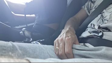 Mulher motorista de APP parou carro ao ar livre para fuder com passageiro!