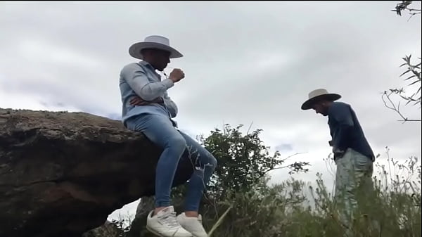 Download Video - Se lo pre&ntilde;a en las monta&ntilde;as - Twink con hetero follan al aire libre - Se calientan y termina chupandole la polla a hetero - Culo de burbuja de twink - se hace una buena mamada en las monta&ntilde;as - hombres se follan a pelo - con Alex Barc