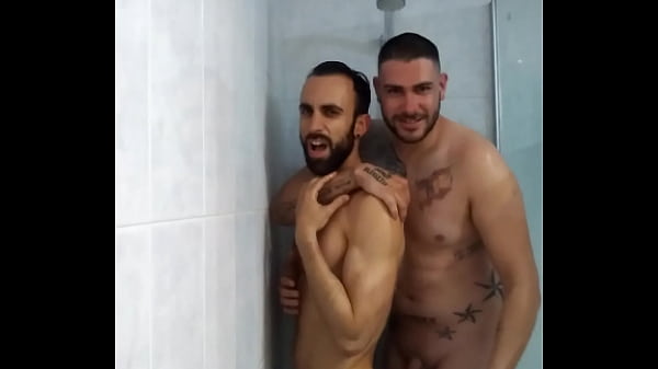 Zeus Ray - Me doy una ducha con mi amigo HETERO