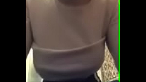 Belle Fille À Lunettes Montre Ses Seins Dans Instagram Live. Texte Lui Ici