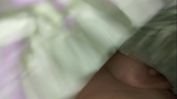 彼女のスカートの下で彼らは彼女のおっぱいを見せてうめき声を上げながら彼女の猫を吸います