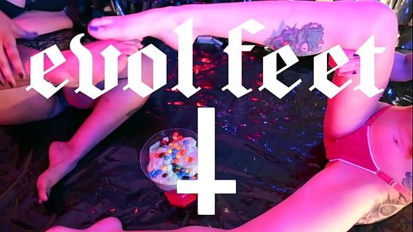 Comedor com fetiche por p&eacute;s e o corno filmando