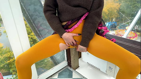 Exclusive pissing on a Ferris wheel!!!