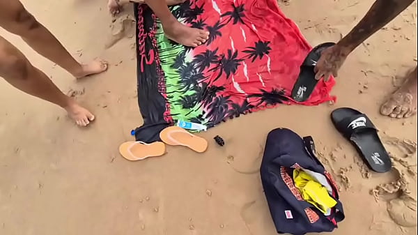 Download Video - Suruba no meio da praia j&aacute; &eacute; demais&period;