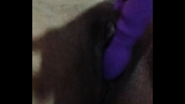 Vibrando o grelo e socando o dildo na bucetinha