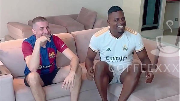 John coffee - Fui assistir o jogo na casa do meu amigo ele perdeu a aposta foi buscar a cerveja enquanto isso eu deu uma surra de piroca na ESPOSA GOSTOSA na frente do CORNO SEM CAMISINHA marido feliz e a esposa ou BANHO DE LEITE - Lina Nakamura - John Coffee