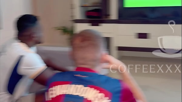 Download Video - Fui assistir o jogo na casa do meu amigo ele perdeu a aposta foi buscar a cerveja enquanto isso eu deu uma surra de piroca na ESPOSA GOSTOSA na frente do CORNO SEM CAMISINHA marido feliz e a esposa tomou BANHO DE LEITE - Lina Nakamura - John Coffee