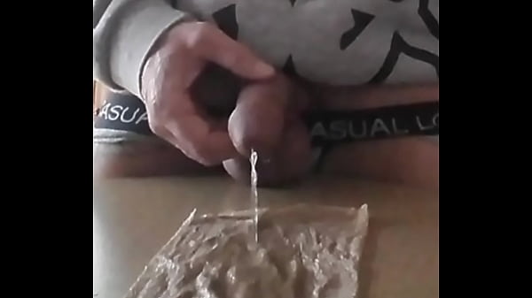 Je pisse et me branle avec ma pisse,les couille...