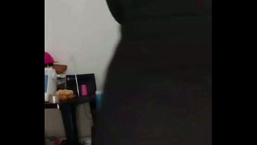 Loira, novinha e casada no boquete com corno durante o banho.