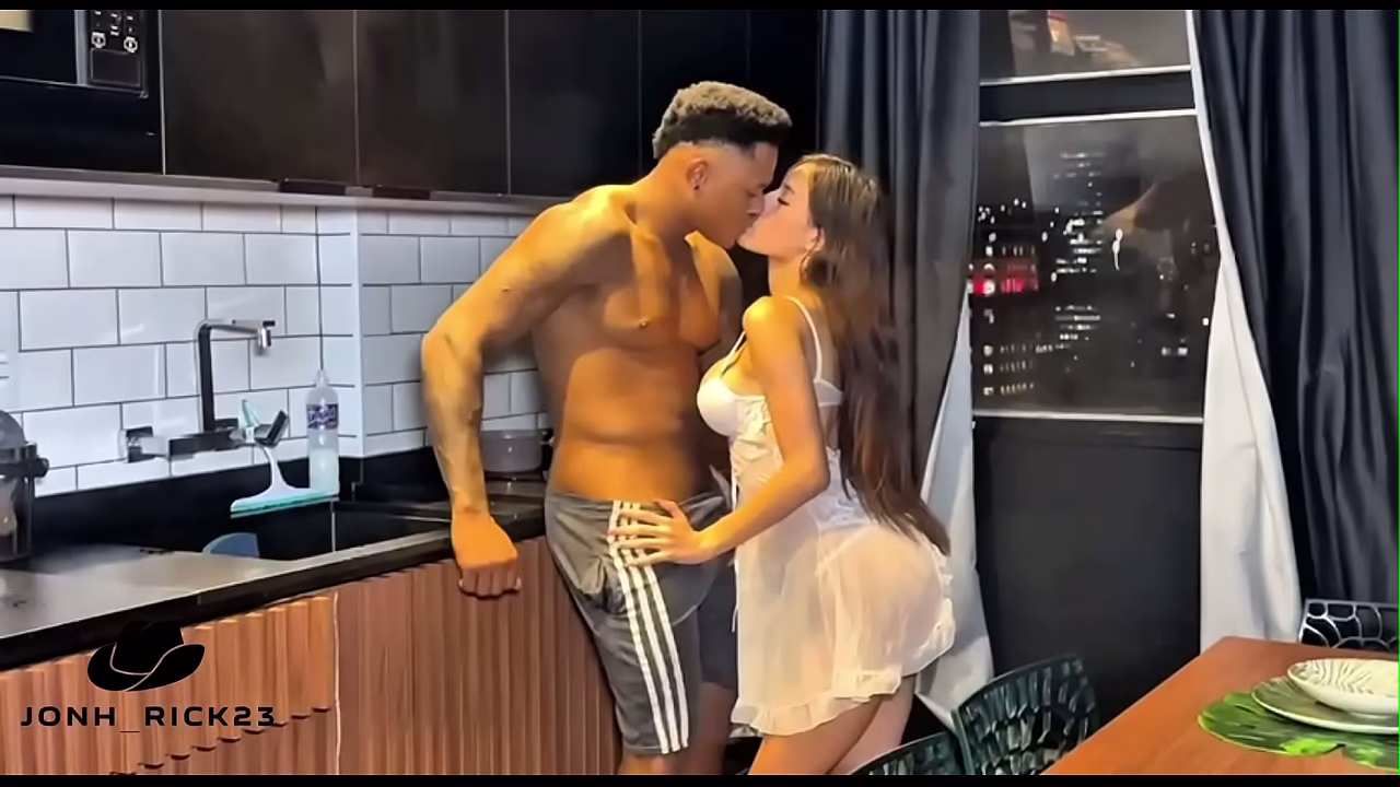 fodendo a melhor amiga da minha namorada na cozinha