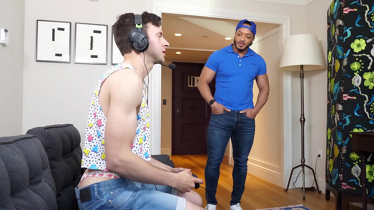 MANROYALE Gamer Twink usa un culo apretado para darle propina al conductor de entrega
                    anal blowjob gay big cock face fucking ass play gay blowjob wet blowjob male anal guy guy muchos negros
