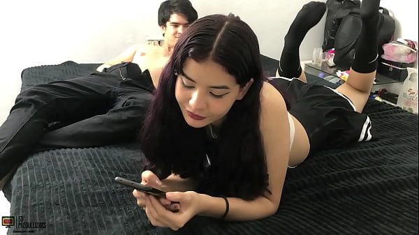 Download Video - Follando a mi dulce hermanastra en su cuarto con una falda sexy PARTE1