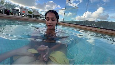 私の巨乳の妻が、ホテルのプールサイドで、人々の視線を感じながら私にオーラルセックスをしてくれる ― ヤスミナ・カーン