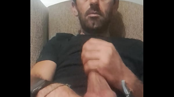 Download Video - Papa se sienta en el sof&aacute;&comma;se saca la verga y se hace una paja hasta correrse