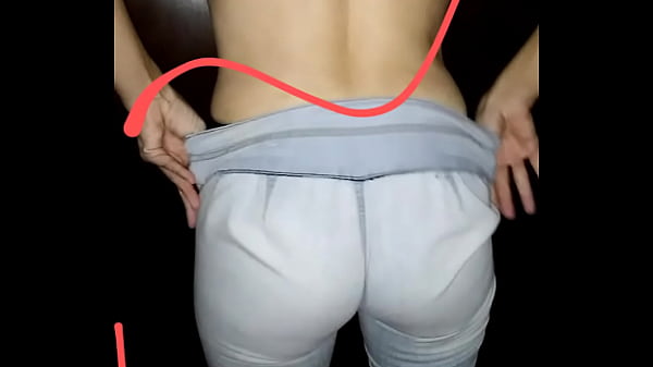 Hermosa nalgona muestra su tesoro