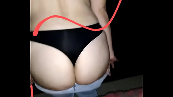  Hermosa Nalgona Muestra Su Tesoro