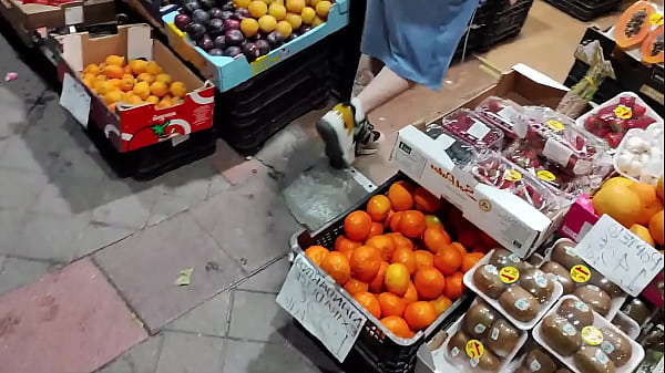 Madrastra Caliente Compra Verduras y Folla su Culo y su Co&ntilde;o! Doble Penetracion con SQUIRT