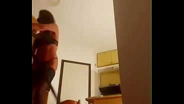 La Mistress dà calcia nei coglioni e piscia sullo schiavo