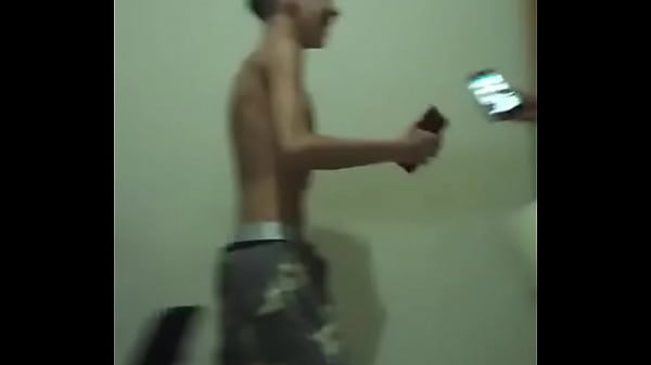 Um dotado leitão maduro e um raquítico comendo ...