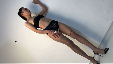 In monsoon weather, wear thigh-high stockings to showcase my beautiful body.