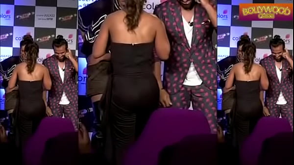 Hot Hina Khan wardrobe malfunction