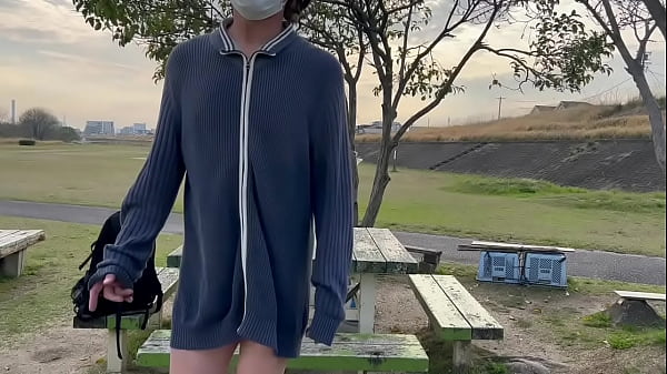 Download Video - 女装子まゆちゃんが河川敷の緑地公園でうしろで親子連れがサッカーをしているにもかかわらず全裸露出プレイを楽しんでいる