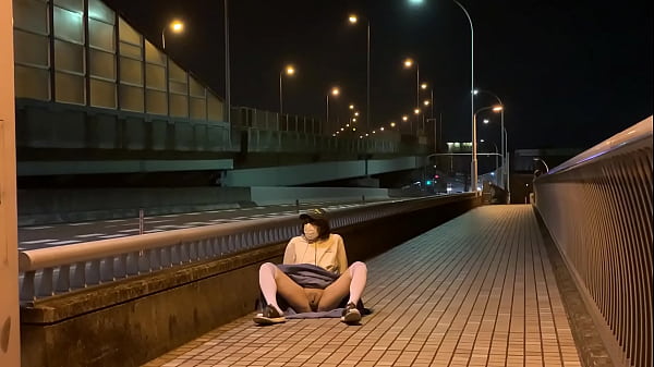 女装娘まゆちゃんが車が横をばんばん走る橋の歩道...