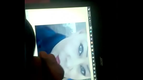 Dandole lechita en su carita de puta