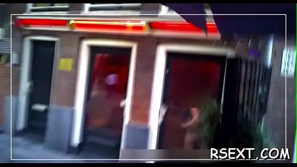 Harde man bezoekt hoeren en krijgt een dikke sucks