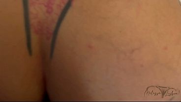 金髪の女性が欲望に満ち溢れ、黒人のペニスに射精する。