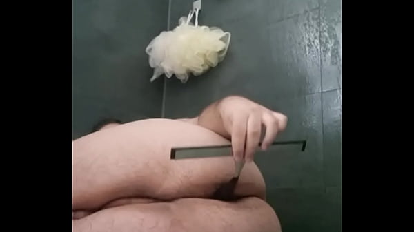 Une Vierge Potelée Baise Son Cul